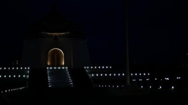 Chiang Kai Shek Anıt Salonu 'nun manzara manzarası Çin mimarisi tasarımı turizm tarihi eser ve gece karanlığında ışık süslemesi