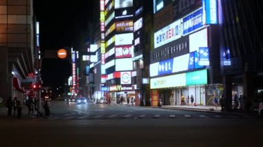 Taipei şehrindeki Taiwan.cadde manzaralı 26 Temmuz 2023.Taipei, Taipei 'de gece yollarda binalar ve neon reklam panoları ile birlikte birçok trafik var.