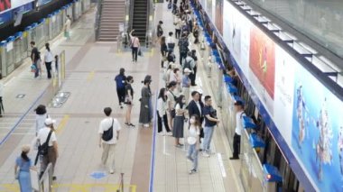 30 Temmuz 2023.Taipei, Tayvan. Kalabalık yolcu kalabalığı kalabalık bir saatte metro istasyonuna ulaşmayı bekliyor. Taipei metro istasyonundaki insanlar.