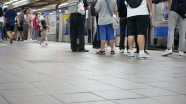 25 Temmuz 2023 Taipei, Tayvan.Düşük açılı metro istasyonundaki platforma bakan kalabalık insanlar kalabalık saatlerde Tayvan 'da toplu taşıma, metro hayatı
