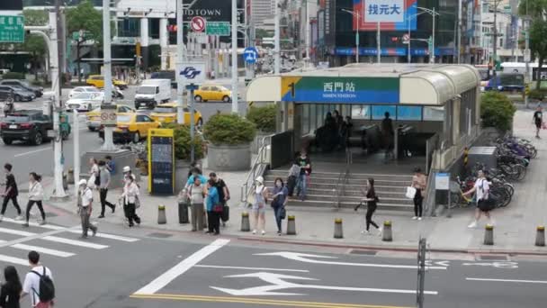 7月26 2023 Taipei タイペイ 地下鉄西向きの地下鉄駅へのメインエントランスで歩行者の乗客と台北市内の道路ビュー — ストック動画
