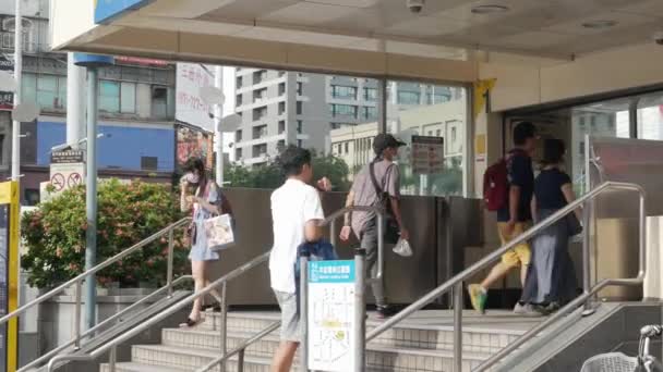 7月26 2023 Taipei タイペイ 地下鉄西向きの地下鉄駅へのメインエントランスで歩行者の乗客と台北市内の道路ビュー — ストック動画