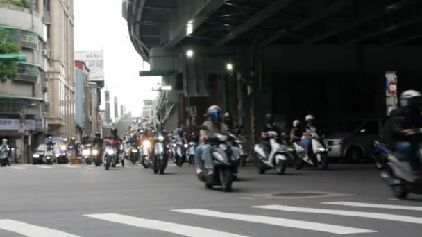 7月27 2023 Taipei タイワン 街を結ぶハイウェイブリッジからタイペイのラッシュアワータイムタイムシティライフでオートバイのトラフィックがいっぱいのストリートビュー — ストック動画