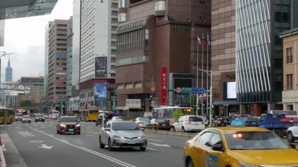 台北市的街道景观 在阳光明媚的白天 许多车辆在路上 摩天大楼层出不穷 — 图库视频影像