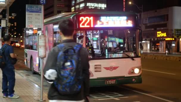 Juli26 2023 Taipei Taiwan Voetgangers Loopbrug Bij Openbare Bushalte Het — Stockvideo