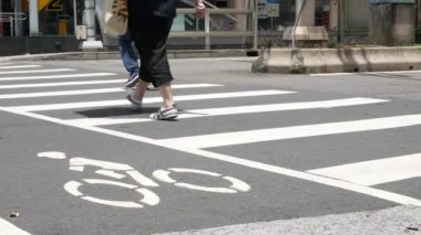 Temmuz 27.2023.Taipei, Tayvan.Düşük açı kavşaktaki asfalt sokağa bakıyor kalabalık insanlar Metropolis 'te yaz günü caddeyi geçerken..