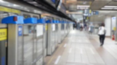 Tren istasyonundaki metro peronundan ayrılan bulanık tren istasyonunda yürüyen yolcu kalabalığı, yeraltı tren istasyonundaki yolcu, metro istasyonundan inen yolcu...