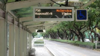 Taipei 'nin başkenti Tayvan' daki otobüs durağındaki manzara manzarası. Yaz aylarında otobüs ve arka plan bomboş sokak için LED bilgi panosu. Otobüs durağı toplu taşıma durağı