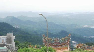 Doğa için doğal dağ manzarası. Tayvan 'ın Jioufen köyü manzaralı bölgesinden uzakta okyanus kıyısı manzaralı yaz güneşli bir günde ünlü turistik bölge.