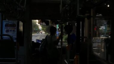 30 Temmuz 2023 Taipei, Taiwan.manzara görüntüsü Taipei metropolü kamu otobüsünün içinde, şehirde hareket halindeyken.