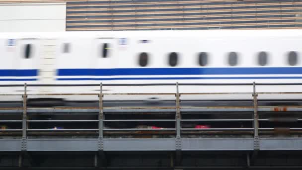 Смотреть Высокоскоростной Поезд Протаранил Железнодорожный Путь Двигаясь Большой Скорости Через — стоковое видео