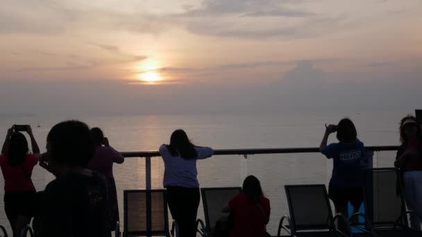 4月29 2023 プーケット クルーズ中に早朝の日の出を待っている多くの乗客とロイヤルカリブ海クルーズラインの海クルーズ船のスペクトルのトップデッキを表示 — ストック動画
