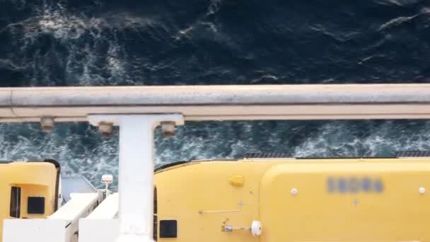 Лайфборо Гігантському Круїзному Судні Вид Вниз Поверхні Океану Хвилями Внизу — стокове відео