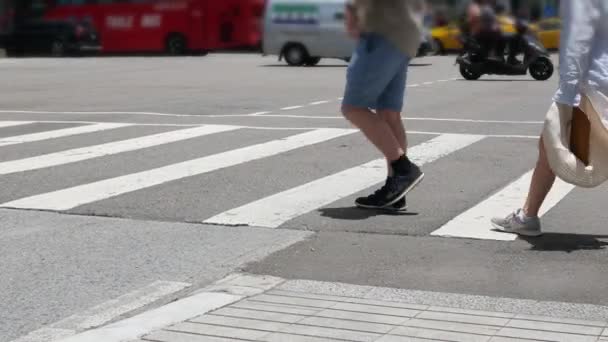 在夏天的白天 当拥挤的人穿过马路时 可以看到十字路口的沥青路面的低角度 过马路时 尖沙咀街景下行人的脚 — 图库视频影像
