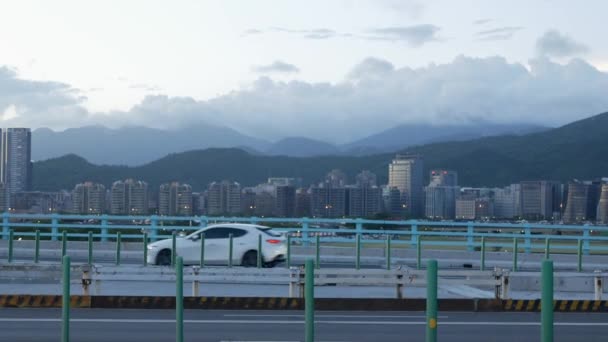 Ландшафтный Вид Мост Соединяющий Город Тайбэй Новым Городом Тайбэй Автомобилями — стоковое видео