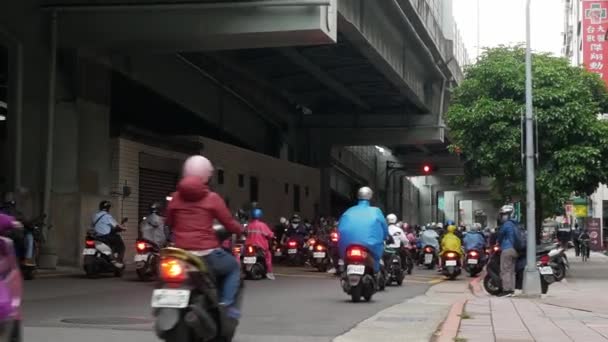 台北市的街道景观 早上高峰时间有许多拥挤的摩托车交通 — 图库视频影像