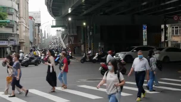 7月27 2023 Taipei タイワン 街を結ぶハイウェイブリッジからタイペイのラッシュアワータイムタイムシティライフでオートバイのトラフィックがいっぱいのストリートビュー — ストック動画