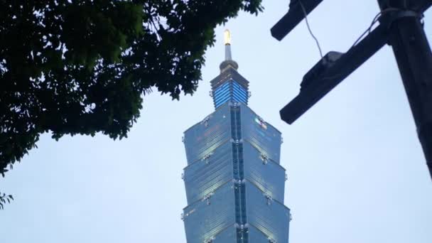 7月29 2023 Taipei Taiwan View 高層ビル太平101 日没の明るい寒い青空の下で台湾で最も高い建物を見る — ストック動画
