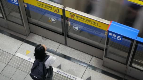 7月27 2023 Taipei Taiwan Topビュー地下鉄プラットホームステーションで待っている乗客の旅行者にラッシュアワービジネス時間で列車の通勤者に乗る準備ができて下さい 都市公共交通機関 — ストック動画