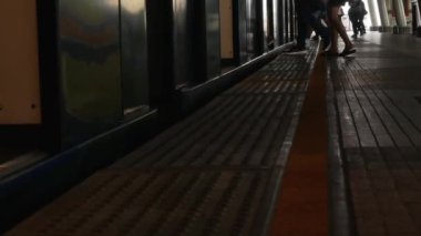Trenin toplu taşıma platformuna ayak görüntüsü. Birçok yolcu trene binmek için bekliyor, Angkok pulic skytrain taşımacılığı.