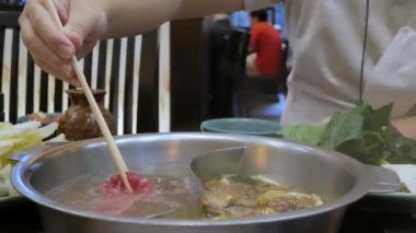 Japon usulü sebze ve mantarlı güveç ve mantara yakından bakın. Asya yemeği güveç pişirme