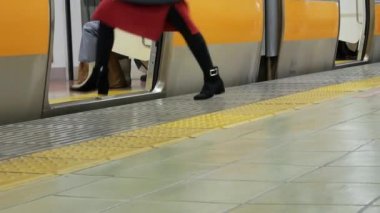 Düşük açılı görünüm metro kapısının çıkış kapısı yolcuları trene binerken ve metro istasyonuna giderken Tokyo toplu taşıma arka planı, metro ulaşımı...
