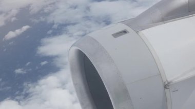 Gökyüzünde uçarken kabinin içinden uçak motoruna bak.