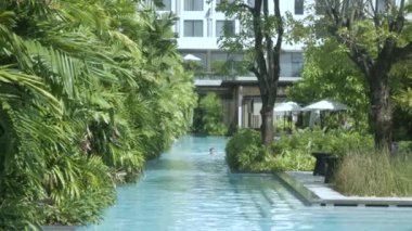 Yüzme havuzu su yüzeyi Güneşli bir günde yansıyan, tatil tatilinde berrak su tatil beldesi arka planı.