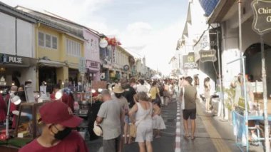 3 Temmuz 2022. Phuket, Tayland. Pazar gecesi Thalang Road 'da alışveriş yapan turistler kalabalıktı. Güneydoğu Asya yaşamı