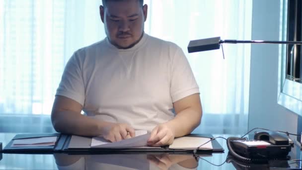 Seorang Pria Asia Bekerja Rumah Atas Meja Dengan Latar Belakang — Stok Video