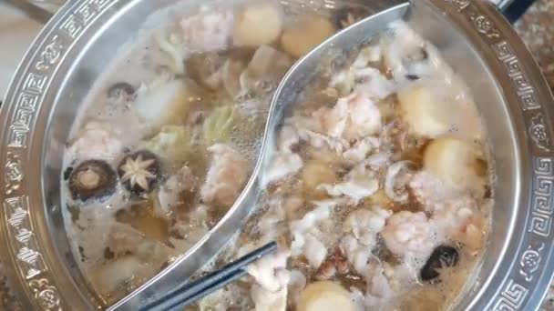 Yemek Çubuklarını Kullanarak Birlikte Yiyen Insanlara Yakın Durun Çin Usulü — Stok video