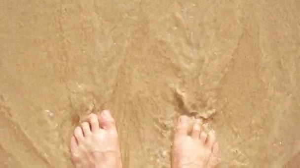 Χαμηλή Γωνία Θέας Ξυπόλητοι Κινείται Λευκή Παραλία Άμμο Κάποιο Κύμα — Αρχείο Βίντεο