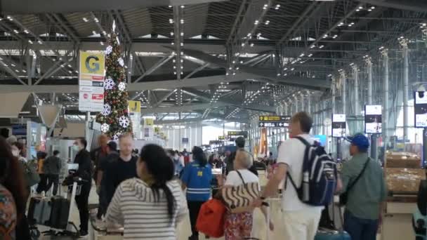 View Check Counter Row Area International Airport Terminal Crowded Passenger — Stock Video