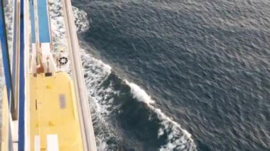 Dev yolcu gemisindeki cankurtaran botu, denizde seyir halindeyken aşağıdaki dalgalarla okyanus yüzeyine bakıyor. Güvenlik filika ekipmanlarını topla. Yaz tatili arka planı