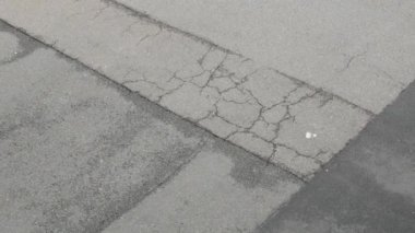 Taipei şehir merkezindeki kavşakta trafiğin yoğun olduğu asfalt cadde yolu kavşağında çok sayıda araba ve motosiklet trafiği var.