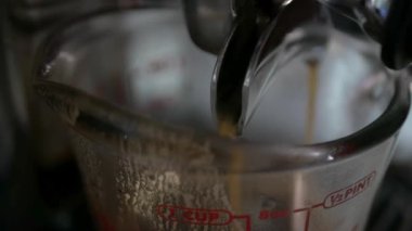 Espresso makinesinin her iki tarafından fışkıran Espresso kadehini kapatırken taze aromatik espresso için küçük bir kahve bardağına dökülen kahve fincanı, kahve demleyen sabah içkisi