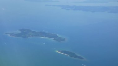 Yaz tatilinde Tayland 'ın güneyinde okyanus denizindeki tropik adaları gösteren uçak uçağının penceresinden hava manzarası. Yaz tatili doğal arka plan