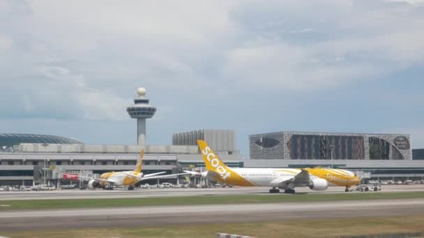 5月4 2023 シンガポールチャンギ空港 航空管制塔とシンガポールの航空会社の飛行機で空港ターミナルを表示して空港から出発するために課税しながら 飛行機の窓からの眺め — ストック動画