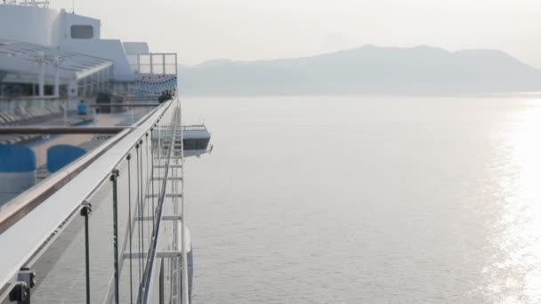 Uitzicht Het Bovenste Dek Van Gigantische Luxe Cruiseschip Van Het — Stockvideo
