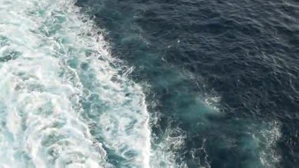 Blick Auf Den Wellengang Hinter Einem Großen Kreuzfahrtschiff Auf Tiefblauem — Stockvideo