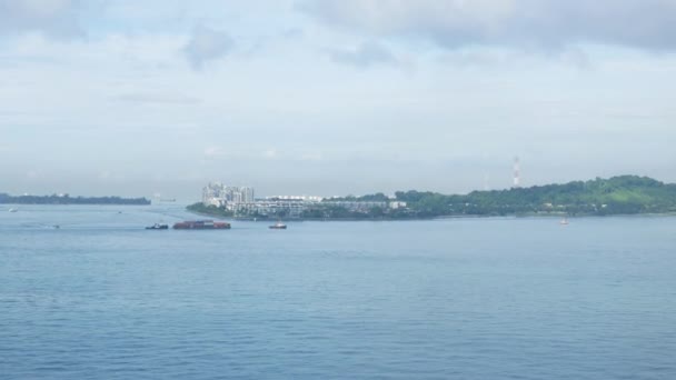 Вид Повітряне Море Районі Затоки Марина Буксирний Човен Супроводжує Контейнерний — стокове відео