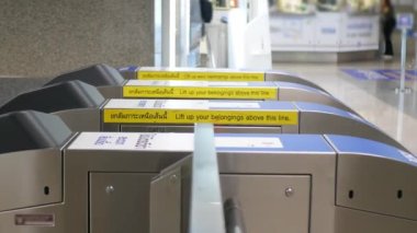 POV 'tan bilet kapısına. Metro metrosunun otomatik kapısı. Yeraltı ulaşımı. Kalabalık yolcu kalabalığıyla dolu.