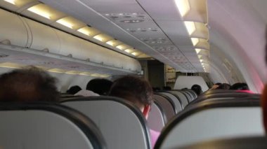 Düşük maliyetli ticari uçağın ekonomi sınıfı kabinindeki koltuklara seçici odak görünümü