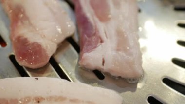 Kore 'nin geleneksel kömür tavası sobası Galbi' de ızgara yapılırken domuz etine özel bir bakış açısı. Sobanın üstünde Kore usulü sebzeli ızgara et.