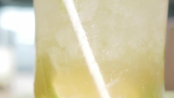 Selektiver Nahfokus Auf Ein Glas Erfrischungsmojito Cocktail Alkoholgetränk Mit Limetten — Stockvideo
