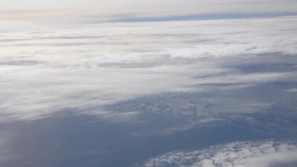 Cielo Azul Con Nubes Blancas Esponjosas Del Vuelo Del Avión — Vídeo de stock
