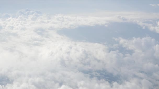 Ciel Bleu Avec Des Nuages Blancs Pelucheux Vol Avion Survolent — Video