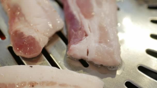 Enfoque Selectivo Vista Carne Cerdo Mientras Asan Parrilla Estufa Tradicional — Vídeo de stock