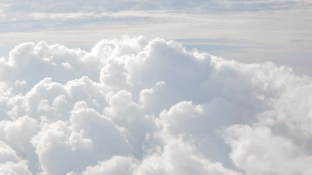 Cielo Azul Con Nubes Blancas Esponjosas Del Vuelo Del Avión — Vídeo de stock