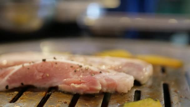 Enfoque Selectivo Vista Carne Cerdo Mientras Asan Parrilla Estufa Tradicional — Vídeo de stock